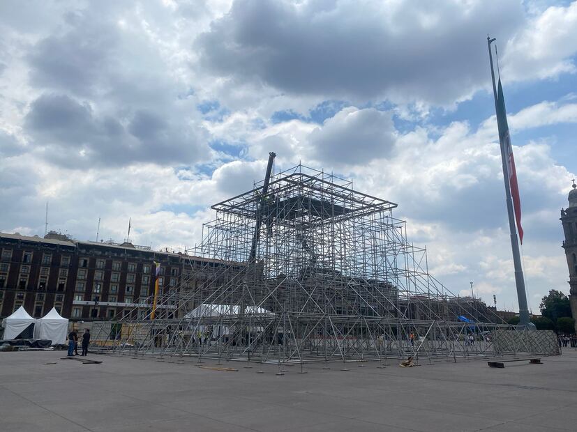 En la explanada del Zócalo, ya se instala la estructura para la réplica de la pirámide de Kukulkán, donde se proyectarán imágenes en 2D y 3D. (Foto: Alberto Acosta)