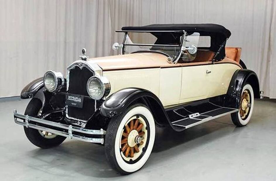Este Buick, modelo del 26, luce las clásicas llantas de cara blanca que debían su elegante aspecto al color original de la goma de caucho. Foto: Pinterest.