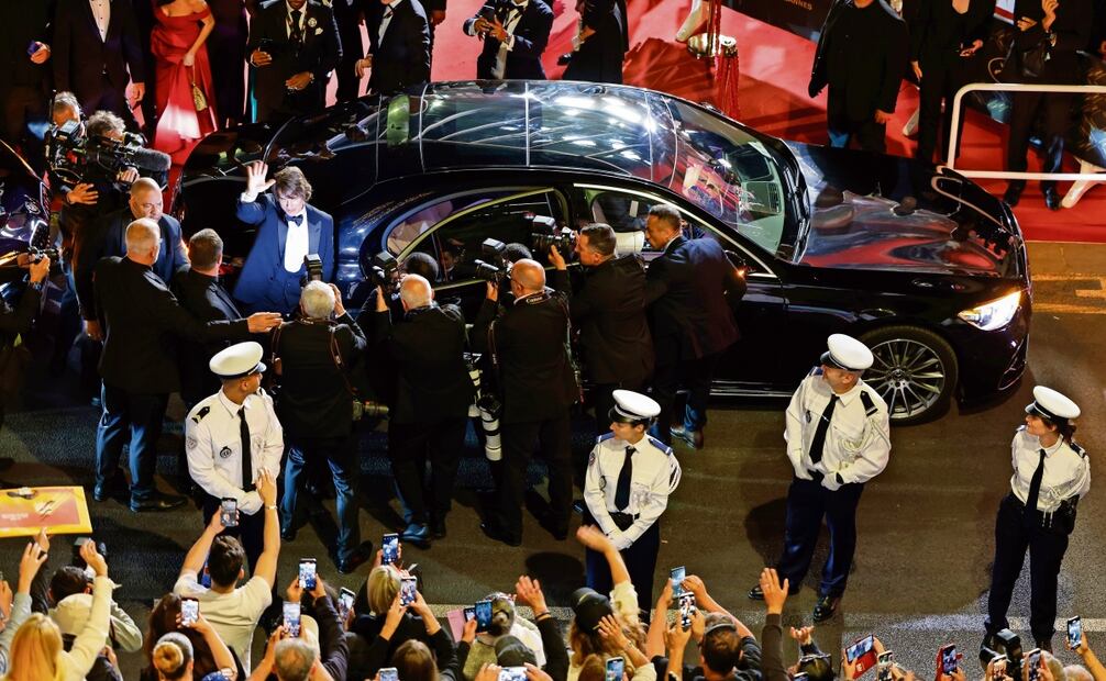 Cruise apareció en la alfombra con el icónico auto BMW M5. Foto: AFP, AP y EFE