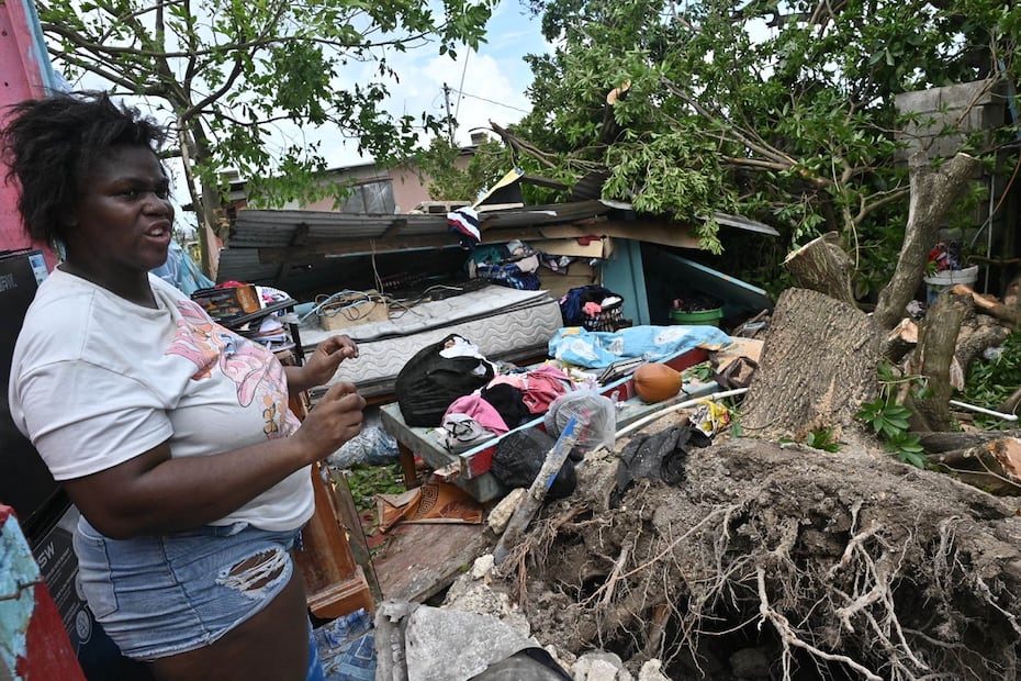 Una mujer observa una casa afectada paso del huracán Melissa este miércoles, en la Parroquia de Saint Ann en el condado de Middlesex, en Jamaica. FOTO: RUDOLPH BROWN. EFE