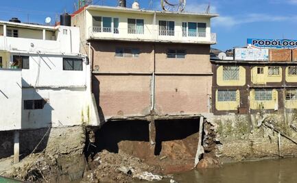 Desalojan viviendas y comercios en Tula por deslave a orillas del río