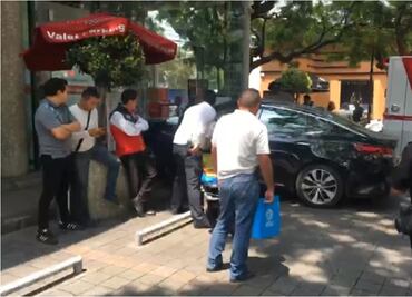 Auto se sube a la banqueta y choca frente a banco en Polanco