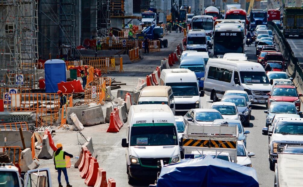 Conductores sortean todos los días el tránsito vehicular provocado por obras del Trolebús. Foto: Luis Camacho / EL UNIVERSAL