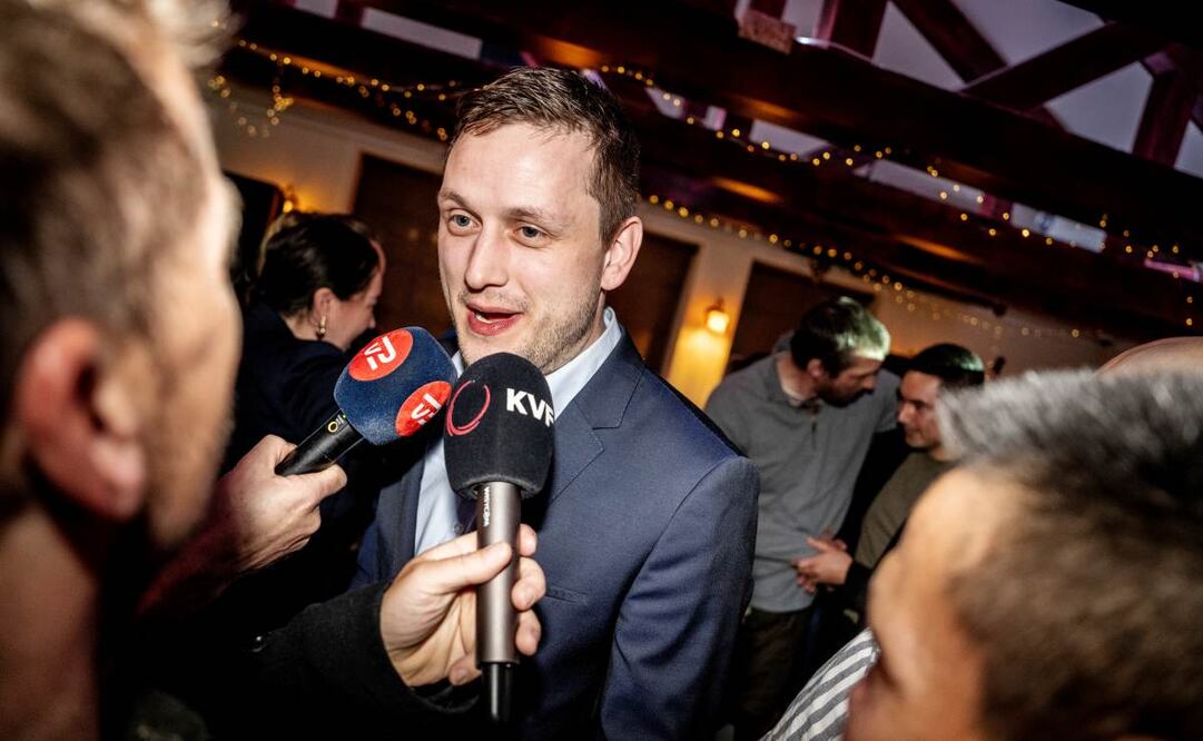El presidente del Partido Demokraatit celebra durante la noche electoral en la cafetería Killut en Nuuk y habla con los medios locales. (12/03/25) Foto: EFE
