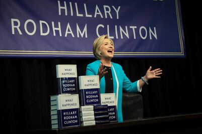 Hillary Clinton lanza libro de memorias; asegura que Rusia dio victoria a Trump