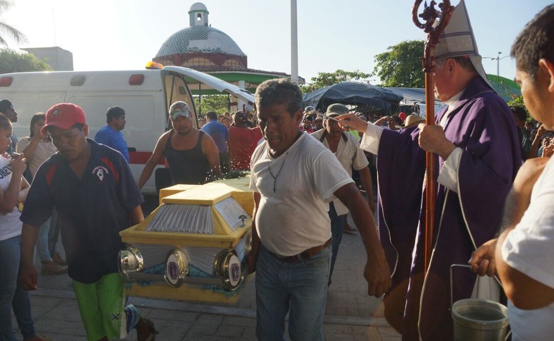 Funeral de 9 de las 13 victimas del accidente por caida de helicoptero en Santiago Jamiltepec, Oaxaca. (FOTO: Edwin Hernández. EL UNIVERSAL)