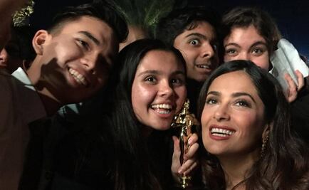 Fans de Salma Hayek le entregan un "Oscar"