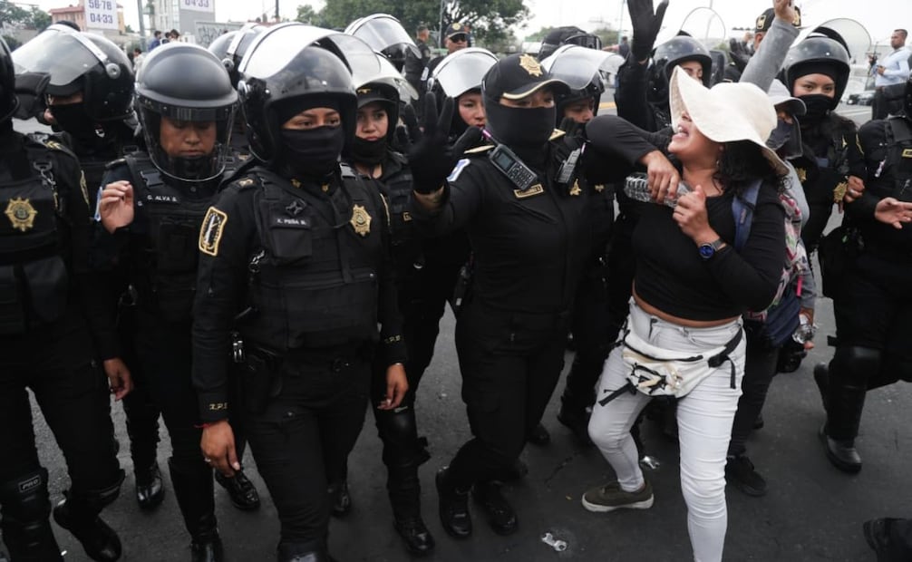 Los comerciantes agredieron física y verbalmente al personal de vía pública y las agentes de la PBI, lanzándoles incluso diversos objetos. FOTO: Carlos Mejia/El Universal