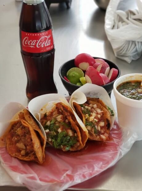 La birria estilo Tijuana se prueba en los "Tacos La Esquina"