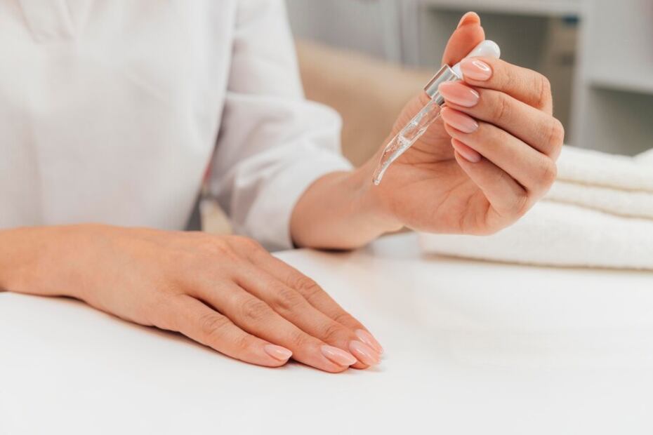 Los esmaltes pueden ocasionar estrías en las uñas. Foto: Freepik
