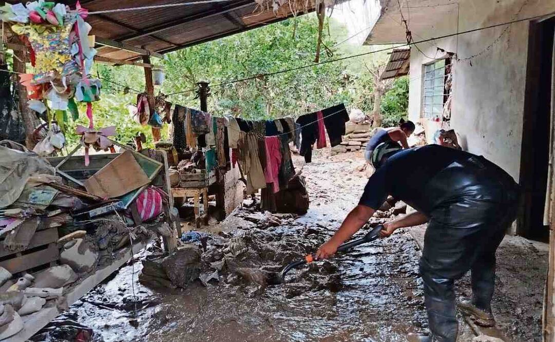 En el municipio de Pantepec, Puebla, personal de Protección Civil realizó labores de limpieza y extracción de lodo en las viviendas del Ejido Carrizal Viejo. Foto: Especial