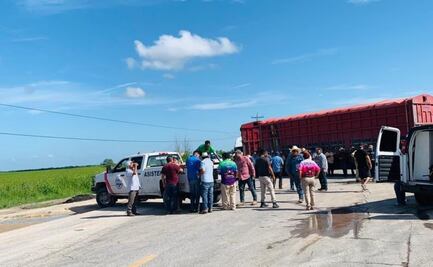 Bloqueo carretero en Tamaulipas lleva más de 30 horas; automovilistas tratan de pasar por brechas