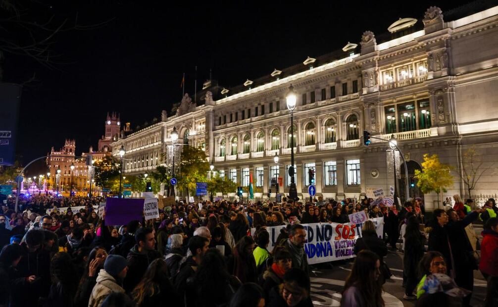 Grupos de mujeres participan en la manifestación convocada por la Comisión 8M del Movimiento Feminista de Madrid “contra todas las violencias machistas y el sistema patriarcal” con motivo del 25N, este lunes en Madrid. EFE/ Juanjo Martin