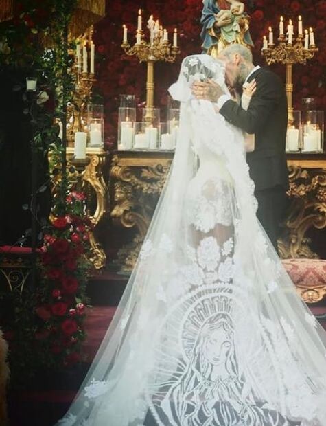 Mientras Kourtney Kardashian y Travis Barker se casaban, Scott Disick ahogó las penas en un club de striptease