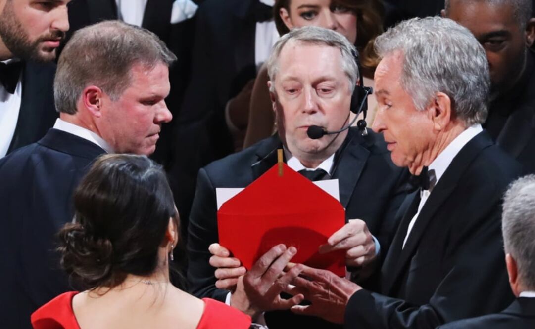 Cullinan (i) le entregó el sobre equivocado a Warren Beatty (d) Foto: Reuters