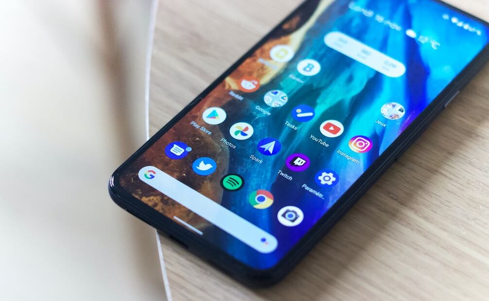 iOS y Android cuentan con una función para actualizar el horario automáticamente. Foto: Unsplash