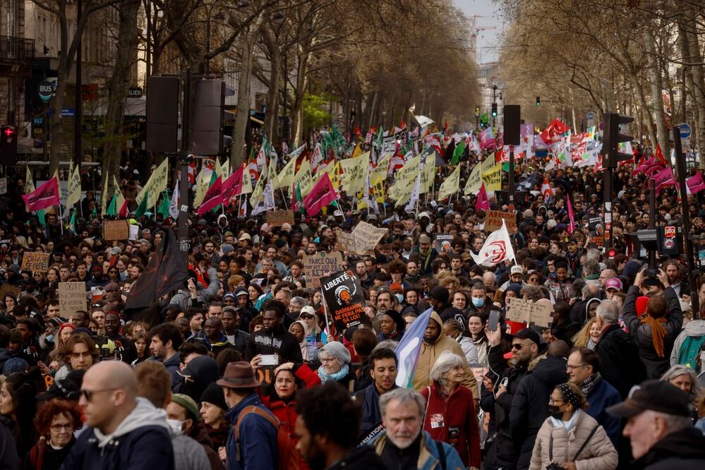 Asistentes a una manifestación contra el proyecto de ley de Asilo e Inmigración del primer ministro francés Gerald Darmanin en París. Foto: AP