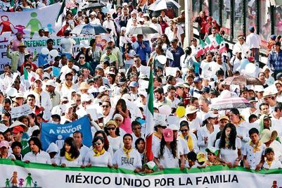 Se suman a la marcha10 mil de Guanajuato