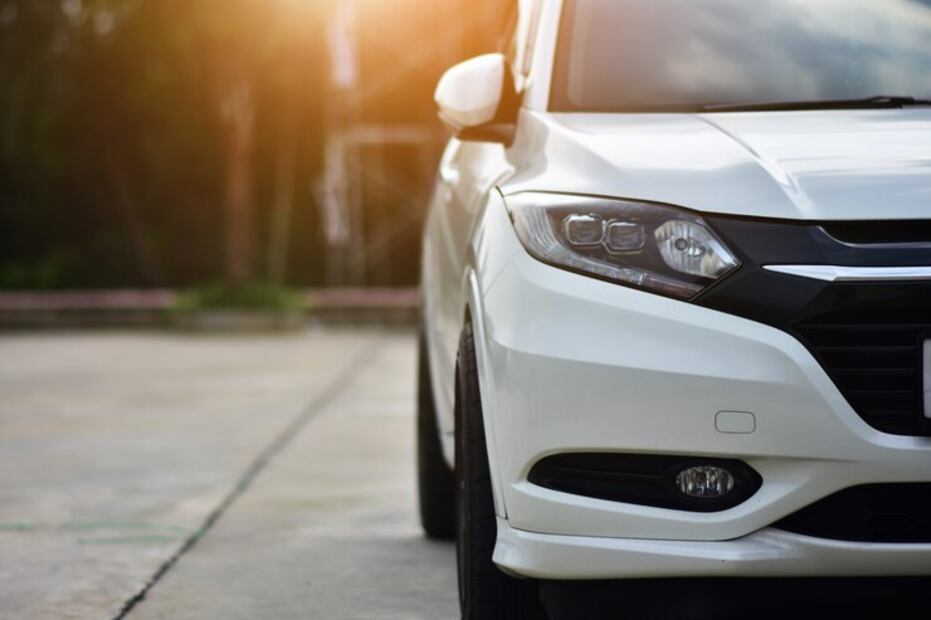 Los coches de tono claro tienen varios beneficios. Foto: Freepik