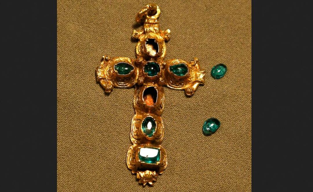 Un crucifijo de oro con esmeraldas colombianas incrustadas forma parte de la subasta  Foto:AP