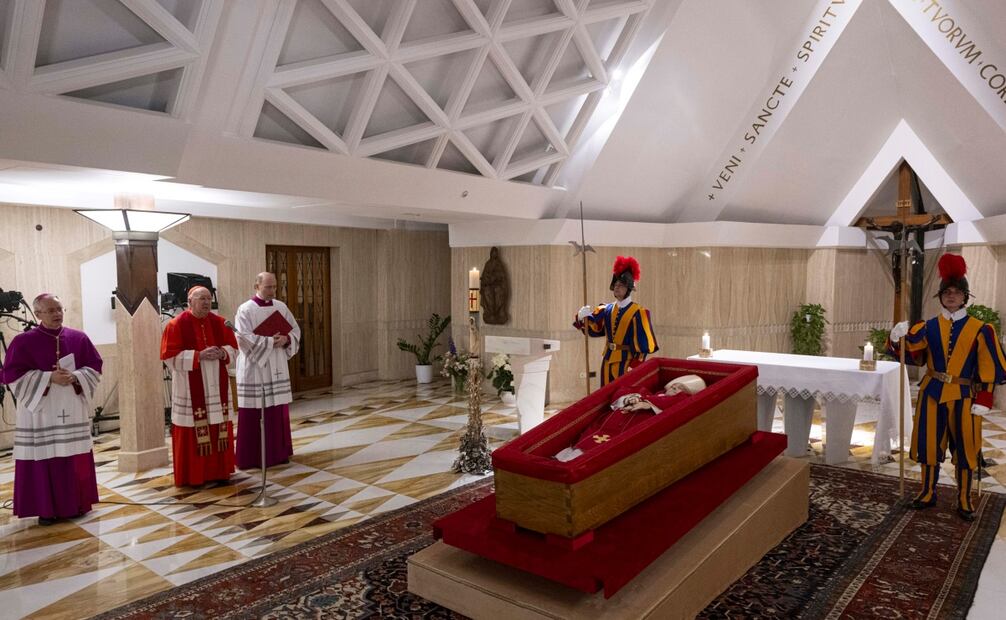 Primeras imágenes del cuerpo del Papa Francisco. Foto: EFE