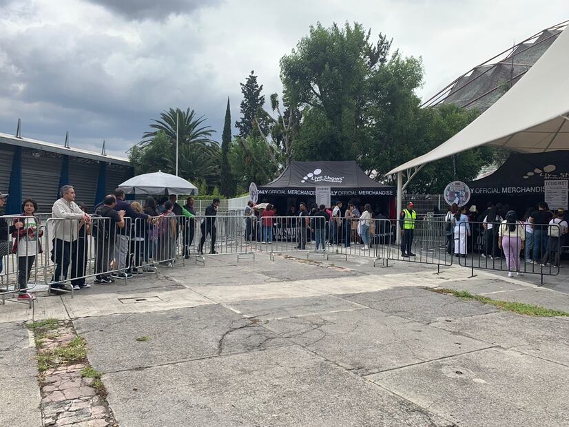 Largas filas para compra de mercancía de Taylor Swift. Foto: Selene Alonzo Romero. EL UNIVERSAL