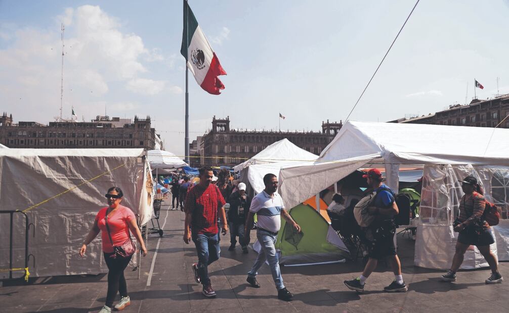 Poco antes de las 10:00 horas y en operación hormiga, los integrantes de la CNTE comenzaron a ubicarse en diferentes avenidas importantes como Circuito Interior y Reforma, sin dejar el plantón en el Zócalo; cientos de personas tuvieron que caminar para llegar a sus trabajos o escuelas. FOTOS: CARLOS MEJÍA Y FRANCISCO RODRÍGUEZ. EL UNIVERSAL