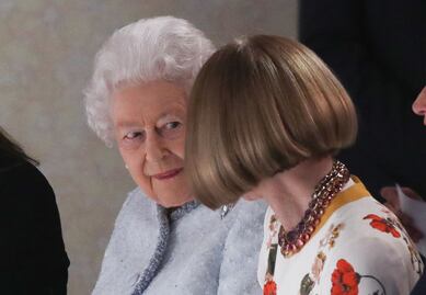 Esta es la regla que Anna Wintour rompió al estar con la Reina Isabel II