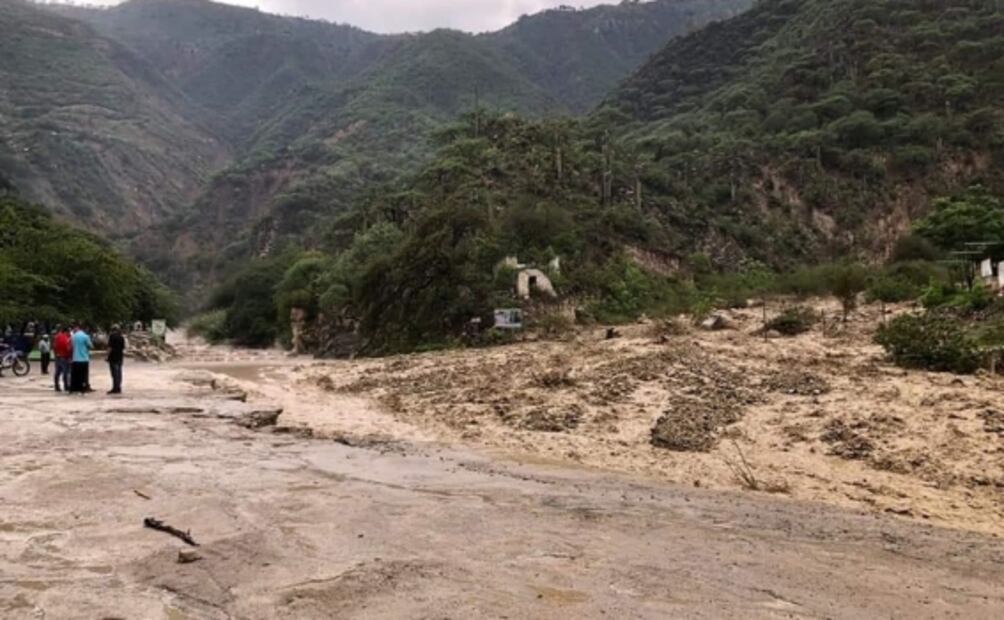 Lluvias y desbordamiento de río provocan afectaciones en grutas de Tolantongo en Hidalgo