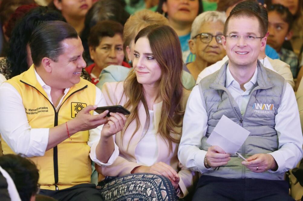 Carolina Martínez acompañó a su esposo, Ricardo Anaya Cortés, durante un encuentro con jefas de familia en la delegación Álvaro Obregón por el Día de las Madres; los acompaña Manuel Granados, líder del PRD. Foto: ARIEL OJEDA. EL UNIVERSAL