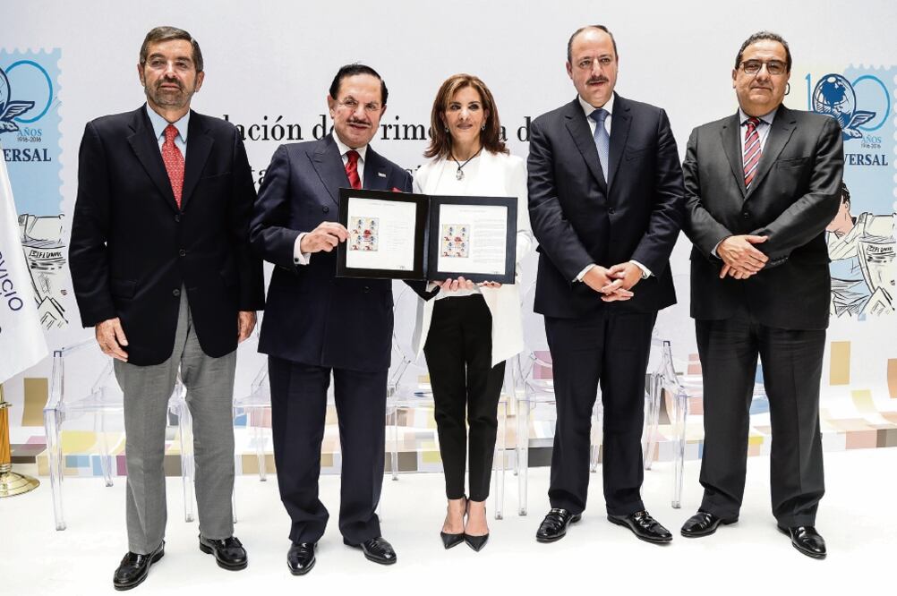 Juan Ramón de la Fuente, miembro del Consejo de Administración de EL UNIVERSAL; el Licenciado Juan Francisco Ealy Ortiz, Presidente Ejecutivo y del Consejo de Administración de EL UNIVERSAL; Licenciado Juan Francisco Ealy Ortiz, Presidente Ejecutivo 