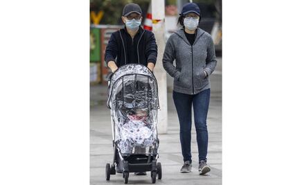 Diagnostican a bebé con coronavirus 30 horas después de nacer en China