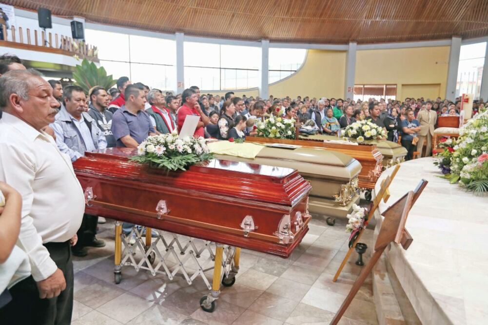 La misa, celebrada por el obispo de la Diócesis de Tula, Juan Pedro Juárez, se realizó entre llanto de amigos y familiares de los cinco fallecidos. (VALENTE ROSAS. EL UNIVERSAL)