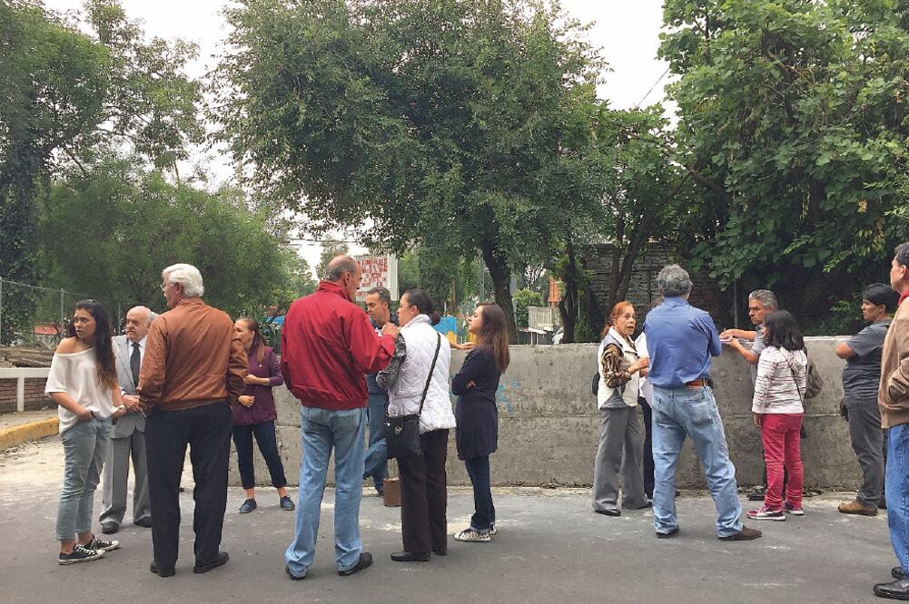 Los inconformes firmaron una carta dirigida a la presidenta municipal Claudia Oyoque Ortiz, para solicitar el derribo y retiro del muro de concreto. (REBECA JIMÉNEZ. EL UNIVERSAL)