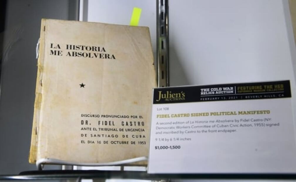 Dientes de cianuro, cápsulas rectales y paraguas mortales: Subastarán artefactos de espías de la KGB