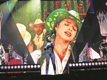 Ángela Aguilar da salto en solitario y canta a su familia