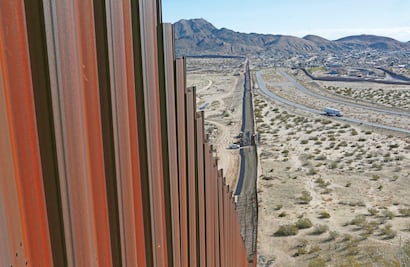 Encuesta: 54% cree que México pagará el muro