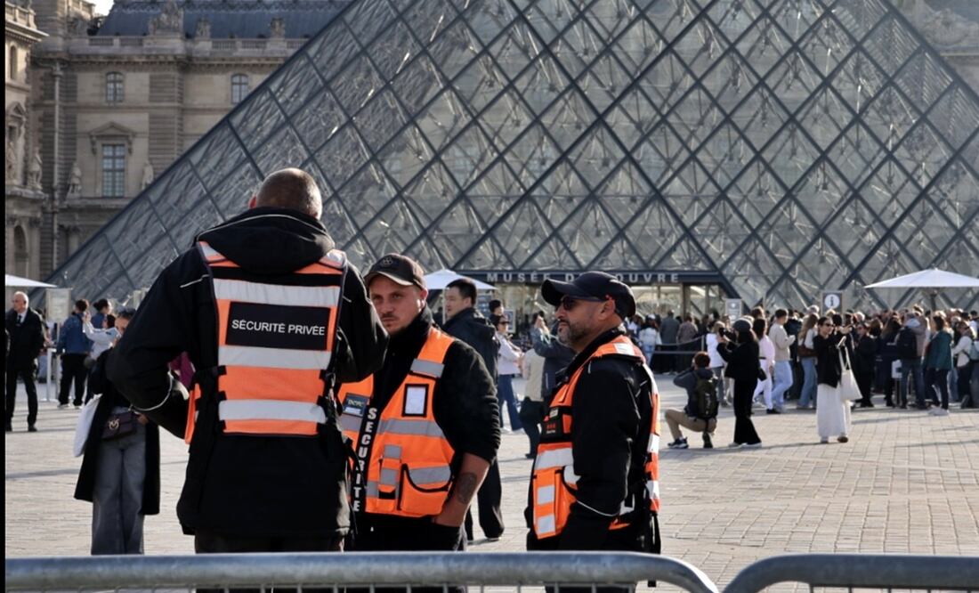 Personal de seguridad patrulla en las afueras del Museo del Louvre, en París, Francia. Foto: Xinhua