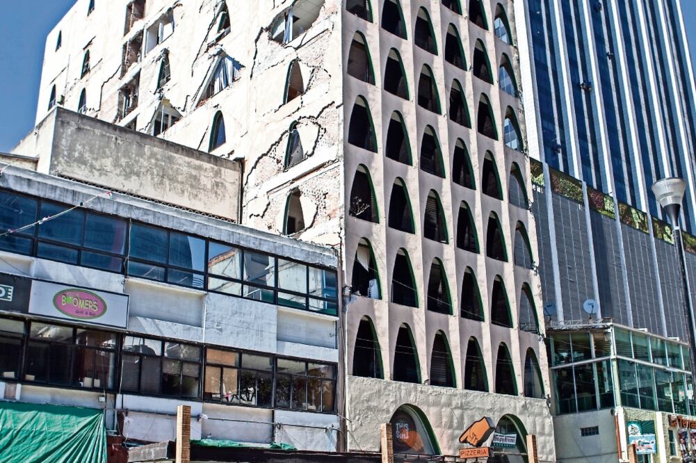 Retraso. La Secretaría de Obras justificó la demora en la demolición del edificio de Génova 33 porque es una de las labores más complejas. Foto: ARCHIVO. EL UNIVERSAL