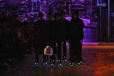 Louis Vuitton lanza bolsas que brillan en la oscuridad y se vuelve viral