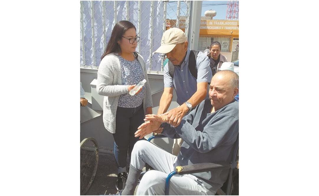 Alrededor de 800 adultos mayores acudieron a las oficinas de la Secretaría del Bienestar, para cobrar el apoyo que el gobierno federal les adelantó debido a la contingencia por el Covid-19. DINORATH MOTA. EL UNIVERSAL