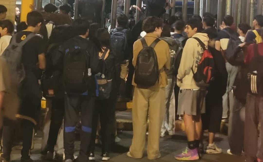 Estudiantes y autoridades de la preparatoria 6 de la UNAM sostienen diálogo tras toma de plantel. Foto: Especial