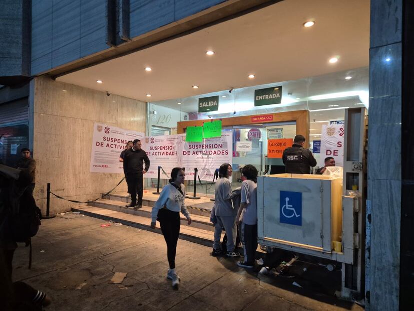 Comerciantes y locatarios continúan con el retiro de mercancía de la Plaza Izazaga 89, luego de que las autoridades suspendieran las actividades del lugar. (Foto: Jorge Alejandro Medellín Hernández)