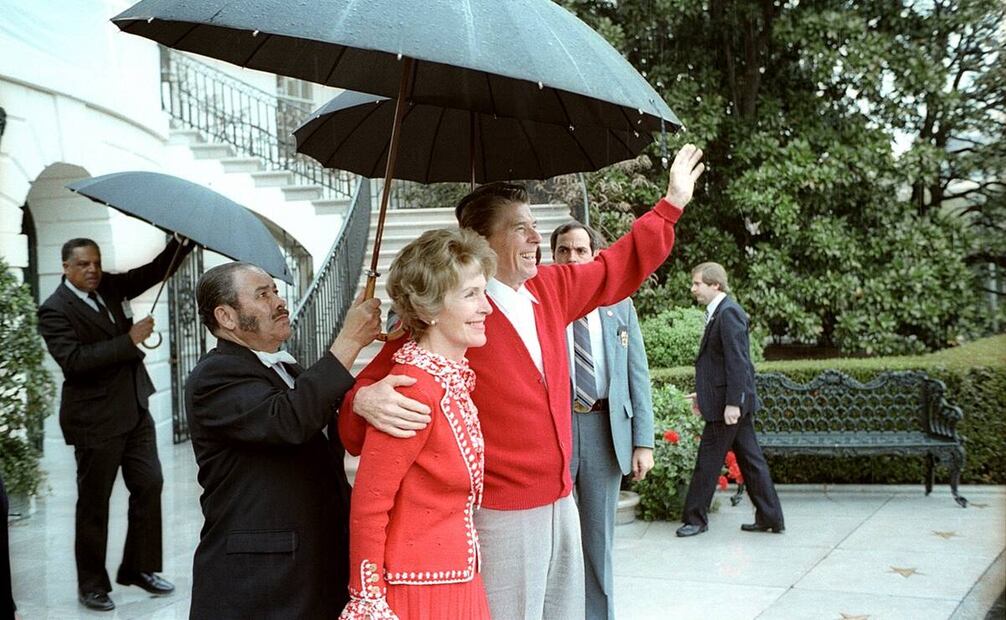Un par de semanas tras el ataque, el presidente y la primera dama de Estados Unidos ya saludaban a la multitud desde la Casa Blanca, durante la recuperación del mandatario sobreviviente. Wikimedia Commons.