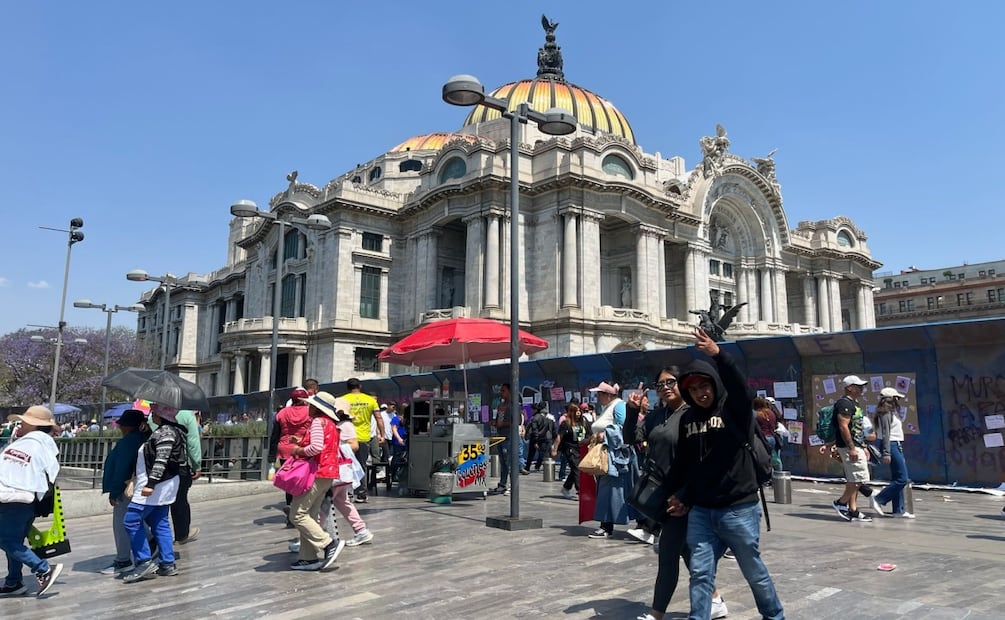Comerciantes ambulantes invaden la Alameda Central; la ausencia de policías genera caos en la zona. Foto: Rafael García
