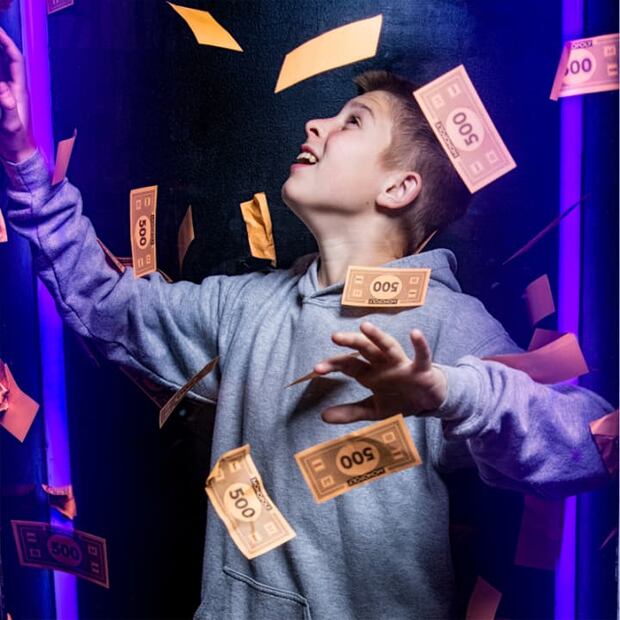 Toda la familia puede participar en Monopoly LifeSized. Foto: Fever UP