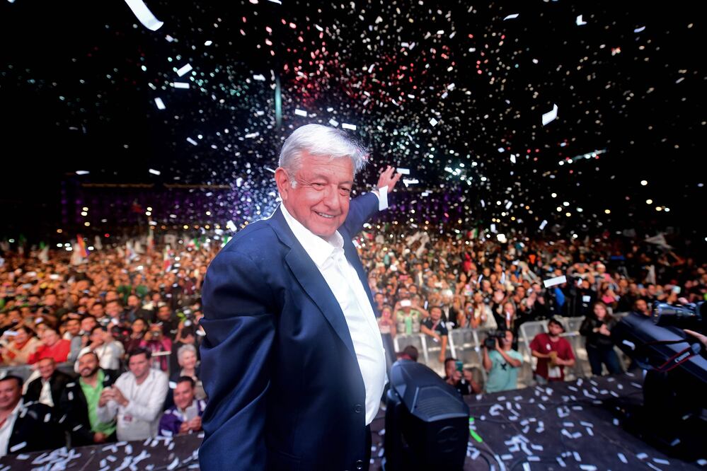 AMLO durante su mensaje ante un abarrotado Zócalo capitalino (Foto: AFP)