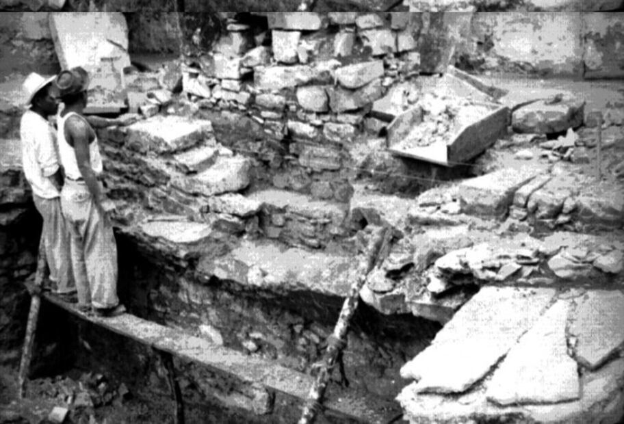 Hombre restaura muros en el patio noroeste del Palacio, Palenque. Foto de 1955. Crédito: Mediateca INAH.
