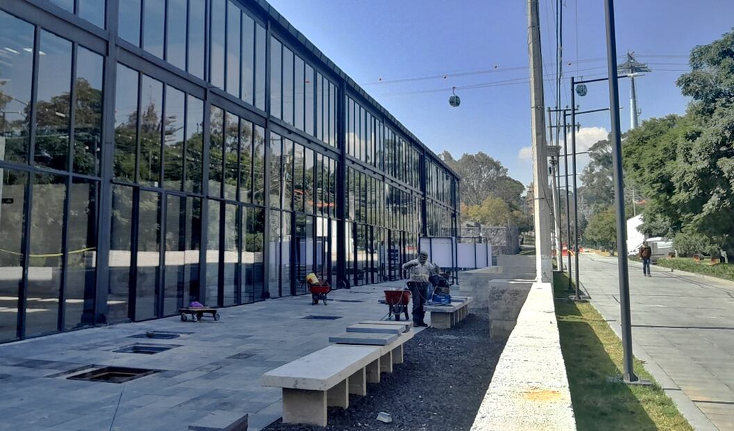 En la explanada de la nueva Cineteca hay rectángulos, tapas de cemento levantadas. Rumbo al Foro al Aire Libre, el baño está cerrado y, metros antes, una hoja impresa poco visible anuncia el inconveniente. Foto: Carlos Mejía/EL UNIVERSAL