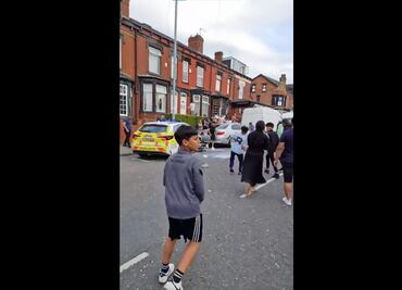 VIDEOS: Disturbios en Leeds, Inglaterra, dejan vehículos incendiados y destrozos